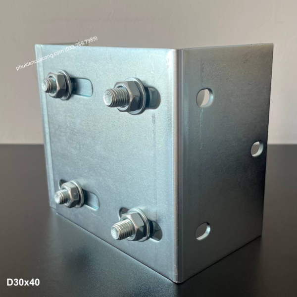 Bộ dẫn hướng cổng lùa 4 con lăn D30x40 Gatemint bằng thép mạ kẽm kết hợp con lăn chất liệu nilong cao cấp chống mài mòn giúp cổng trượt vận hành ổn định, giảm rung lắc và chống mài mòn hiệu quả