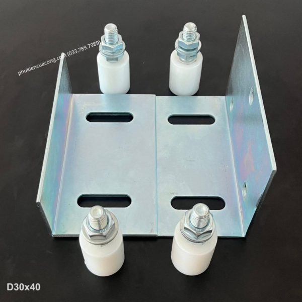 Bộ dẫn hướng cổng lùa 4 con lăn D30x40 Gatemint bằng thép mạ kẽm kết hợp con lăn chất liệu nilong cao cấp chống mài mòn giúp cổng trượt vận hành ổn định, giảm rung lắc và chống mài mòn hiệu quả