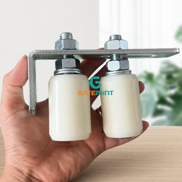 Bộ dẫn hướng cổng lùa 2 con lăn D40x60 GateMint bằng thép mạ kẽm kết hợp con lăn chất liệu nilong cao cấp dẫn hướng cổng lùa chống mài mòn giúp cổng trượt vận hành ổn định, giảm rung lắc và chống mài mòn hiệu quả
