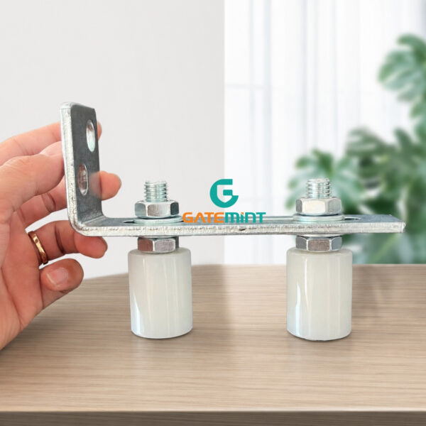 Bộ dẫn hướng cổng lùa 2 con lăn D30x40 Gatemint bằng thép mạ kẽm kết hợp con lăn chất liệu nilong cao cấp chống mài mòn giúp dẫn hướng cổng trượt vận hành ổn định, giảm rung lắc và chống mài mòn hiệu quả