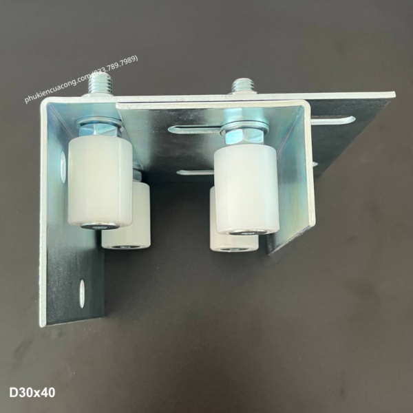 Bộ dẫn hướng cổng lùa 4 con lăn D30x40 Gatemint bằng thép mạ kẽm kết hợp con lăn chất liệu nilong cao cấp chống mài mòn giúp cổng trượt vận hành ổn định, giảm rung lắc và chống mài mòn hiệu quả