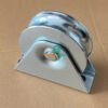 Bánh Xe Cổng Trượt Ray U D80 Đế Gắn Nổi GateMint chất liệu thép mạ kẽm bạc đạn cao cấp, giúp cổng lùa vận hành êm ái, không gây tiếng ốn, chịu tải cao và chống mài mòn hiệu quả, chuyên sử dụng cho cổng lùa