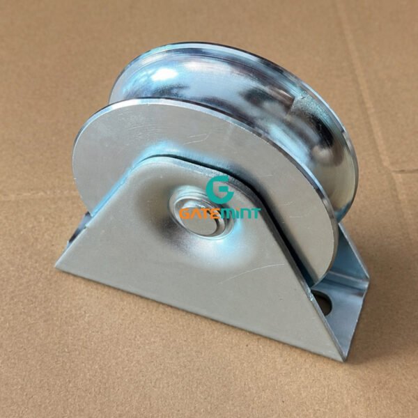 Bánh Xe Cổng Trượt Ray U D80 Đế Gắn Nổi GateMint chất liệu thép mạ kẽm bạc đạn cao cấp, giúp cổng lùa vận hành êm ái, không gây tiếng ốn, chịu tải cao và chống mài mòn hiệu quả, chuyên sử dụng cho cổng lùa