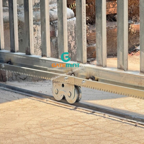 Bánh Xe Đôi Cổng Trượt Ray UV, D80 GateMint được thiết kế chắc chắn với khả năng chịu tải cao, giúp cổng vận hành ổn định và êm ái, chuyên sử dụng cho cổng lùa