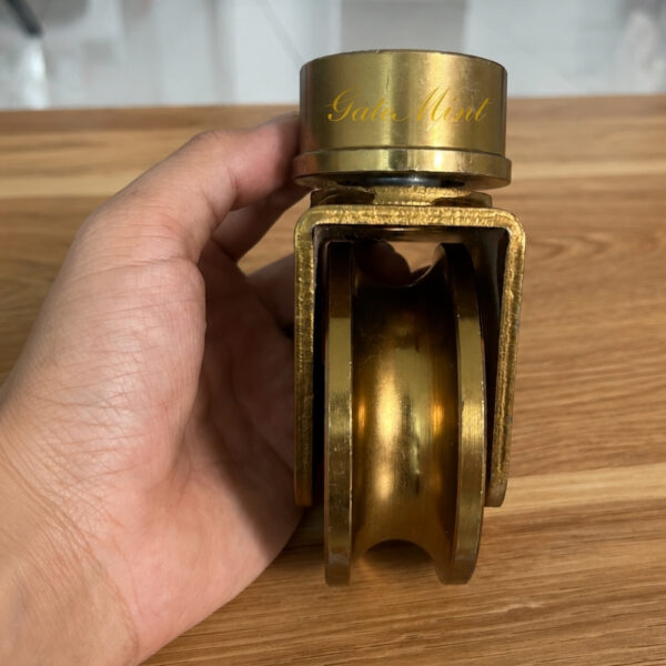 Bánh Xe Dẫn Hướng Cổng Lùa Xoay 360 Độ – phụ kiện cổng lùa bền bỉ, vận hành êm ái, làm từ thép hợp kim chất lượng cao, lý tưởng cho cửa trượt công nghiệp và dân dụng.