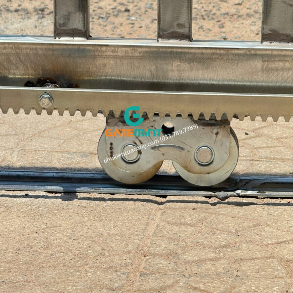 Bánh Xe Đôi Cổng Trượt Ray UV, D80 GateMint được thiết kế chắc chắn với khả năng chịu tải cao, giúp cổng vận hành ổn định và êm ái, chuyên sử dụng cho cổng lùa