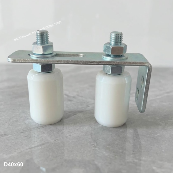 Bộ dẫn hướng cổng lùa 2 con lăn D40x60 GateMint bằng thép mạ kẽm kết hợp con lăn chất liệu nilong cao cấp chống mài mòn giúp cổng trượt vận hành ổn định, giảm rung lắc và chống mài mòn hiệu quả
