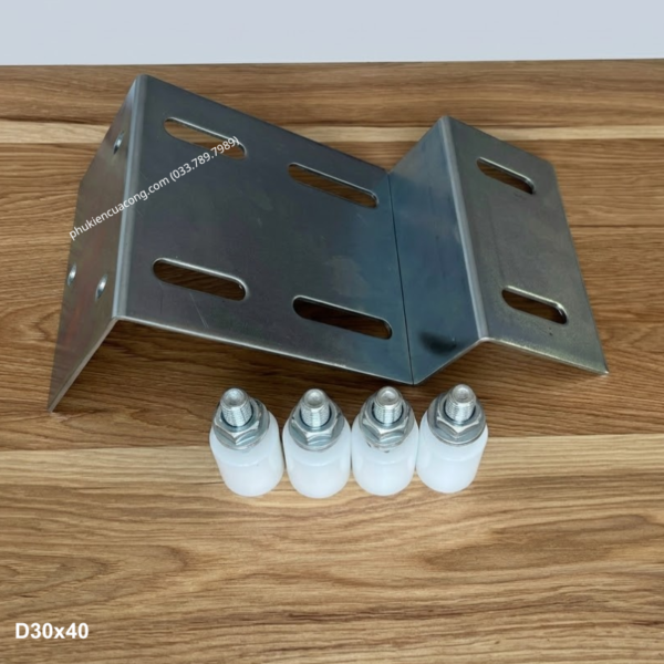 Bộ dẫn hướng cổng lùa 4 con lăn D30x40 Gatemint bằng thép mạ kẽm kết hợp con lăn chất liệu nilong cao cấp chống mài mòn giúp cổng trượt vận hành ổn định, giảm rung lắc và chống mài mòn hiệu quả