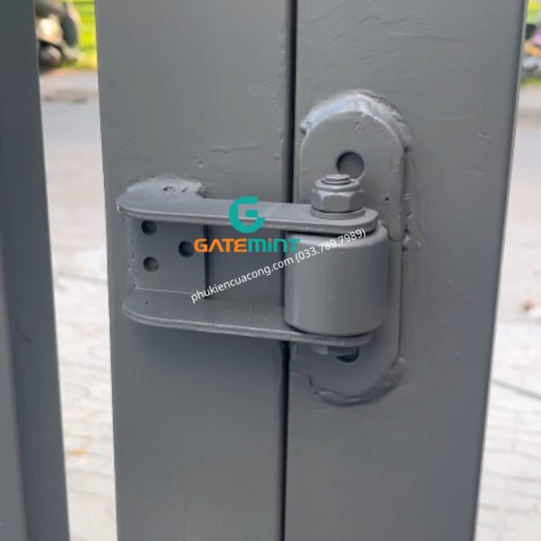 Bản Lề Lệch Tâm Cho Cổng Lùa Cong GateMint chuyên dụng cho cổng lùa cong, cổng lùa vòng cung. Góc mở lớn và lệch tâm giúp cổng khi mở đến đoạn cổng bo cong không bị cấn ray, giúp cổng vận hành mượt mà ổn định