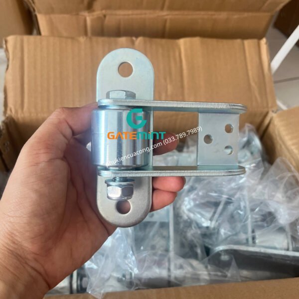 Bản Lề Lệch Tâm Cho Cổng Lùa Cong GateMint chuyên dụng cho cổng lùa cong, cổng lùa vòng cung. Góc mở lớn và lệch tâm giúp cổng khi mở đến đoạn cổng bo cong không bị cấn ray, giúp cổng vận hành mượt mà ổn định