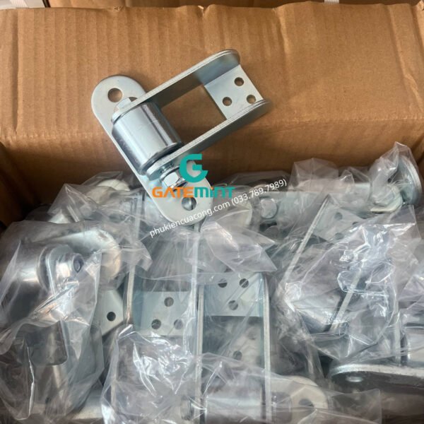 Bản Lề Lệch Tâm Cho Cổng Lùa Cong GateMint chuyên dụng cho cổng lùa cong, cổng lùa vòng cung. Góc mở lớn và lệch tâm giúp cổng khi mở đến đoạn cổng bo cong không bị cấn ray, giúp cổng vận hành mượt mà ổn định