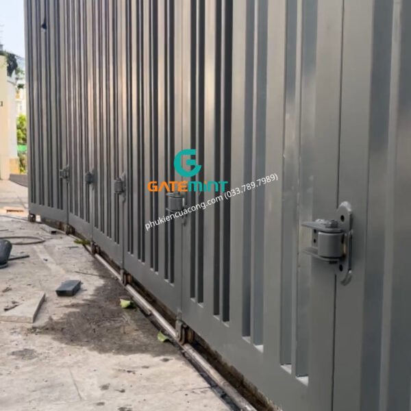 Bản Lề Lệch Tâm Cho Cổng Lùa Cong GateMint chuyên dụng cho cổng lùa cong, cổng lùa vòng cung. Góc mở lớn và lệch tâm giúp cổng khi mở đến đoạn cổng bo cong không bị cấn ray, giúp cổng vận hành mượt mà ổn định