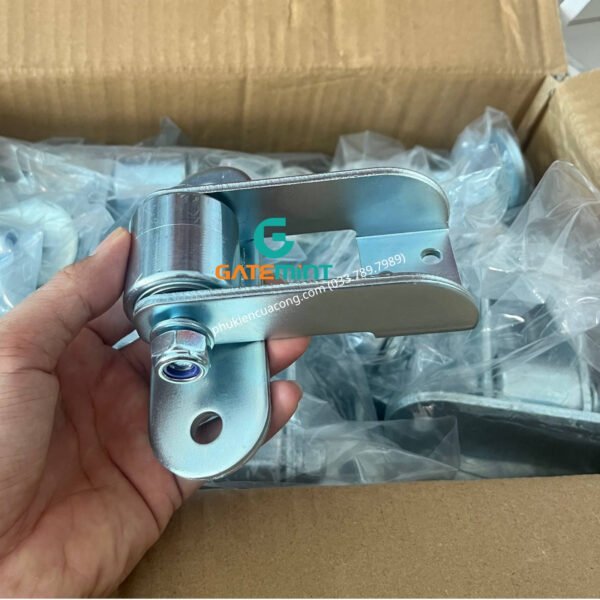 Bản Lề Lệch Tâm Cho Cổng Lùa Cong GateMint chuyên dụng cho cổng lùa cong, cổng lùa vòng cung. Góc mở lớn và lệch tâm giúp cổng khi mở đến đoạn cổng bo cong không bị cấn ray, giúp cổng vận hành mượt mà ổn định