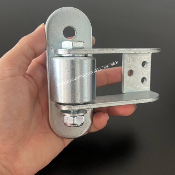 Bản Lề Lệch Tâm Cho Cổng Lùa Cong GateMint chuyên dụng cho cổng lùa cong, cổng lùa vòng cung. Góc mở lớn và lệch tâm giúp cổng khi mở đến đoạn cổng bo cong không bị cấn ray, giúp cổng vận hành mượt mà ổn định