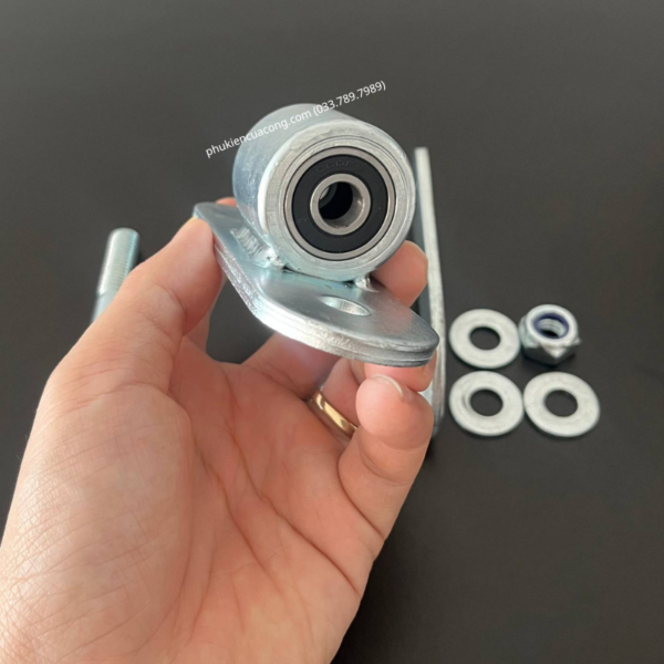 Bản Lề Lệch Tâm Cho Cổng Lùa Cong GateMint chuyên dụng cho cổng lùa cong, cổng lùa vòng cung. Góc mở lớn và lệch tâm giúp cổng khi mở đến đoạn cổng bo cong không bị cấn ray, giúp cổng vận hành mượt mà ổn định