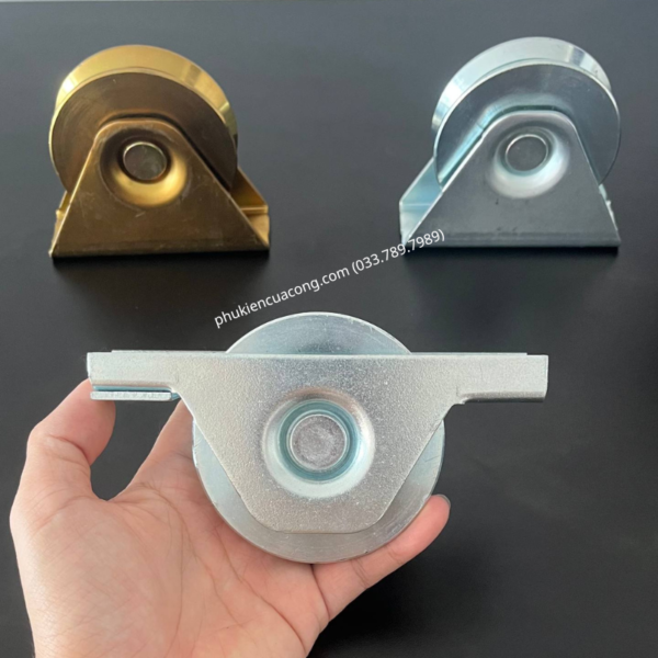 Bánh Xe Cổng Trượt Rãnh Y, D80, Đế Gắn Âm GateMint chất liệu thép mạ kẽm bạc đạn cao cấp, giúp cổng lùa vận hành êm ái, không gây tiếng ốn, chịu tải tốt và chống mài mòn hiệu quả, chuyên sử dụng cho cổng lùa
