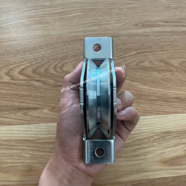 Bánh Xe Cổng Trượt Rãnh Y, D80, Đế Gắn Âm GateMint chất liệu thép mạ kẽm bạc đạn cao cấp, giúp cổng lùa vận hành êm ái, không gây tiếng ốn, chịu tải tốt và chống mài mòn hiệu quả, chuyên sử dụng cho cổng lùa