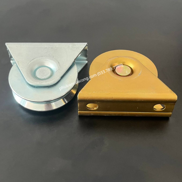 Bánh Xe Cổng Trượt Rãnh U D80 Đế Gắn Nổi GateMint chất liệu thép mạ kẽm bạc đạn cao cấp, giúp cổng lùa vận hành êm ái, không gây tiếng ốn, chịu tải tốt và chống mài mòn hiệu quả, chuyên sử dụng cho cổng lùa