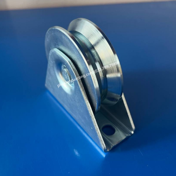 Bánh Xe Cổng Trượt Rãnh U D80 Đế Gắn Nổi GateMint chất liệu thép mạ kẽm bạc đạn cao cấp, giúp cổng lùa vận hành êm ái, không gây tiếng ốn, chịu tải tốt và chống mài mòn hiệu quả, chuyên sử dụng cho cổng lùa