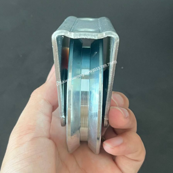 Bánh Xe Cổng Trượt Rãnh U D80 Đế Gắn Nổi GateMint chất liệu thép mạ kẽm bạc đạn cao cấp, giúp cổng lùa vận hành êm ái, không gây tiếng ốn, chịu tải tốt và chống mài mòn hiệu quả, chuyên sử dụng cho cổng lùa