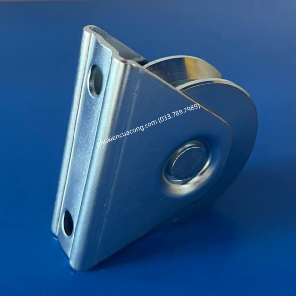 Bánh Xe Cổng Trượt Rãnh U D80 Đế Gắn Nổi GateMint chất liệu thép mạ kẽm bạc đạn cao cấp, giúp cổng lùa vận hành êm ái, không gây tiếng ốn, chịu tải tốt và chống mài mòn hiệu quả, chuyên sử dụng cho cổng lùa
