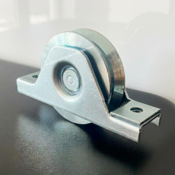 Bánh xe cổng trượt ray V đế gắn âm GateMint chất liệu thép mạ kẽm bạc đạn cao cấp, giúp cổng lùa vận hành êm ái, không gây tiếng ốn, chịu tải tốt và chống mài mòn hiệu quả, chuyên sử dụng cho cổng lùa