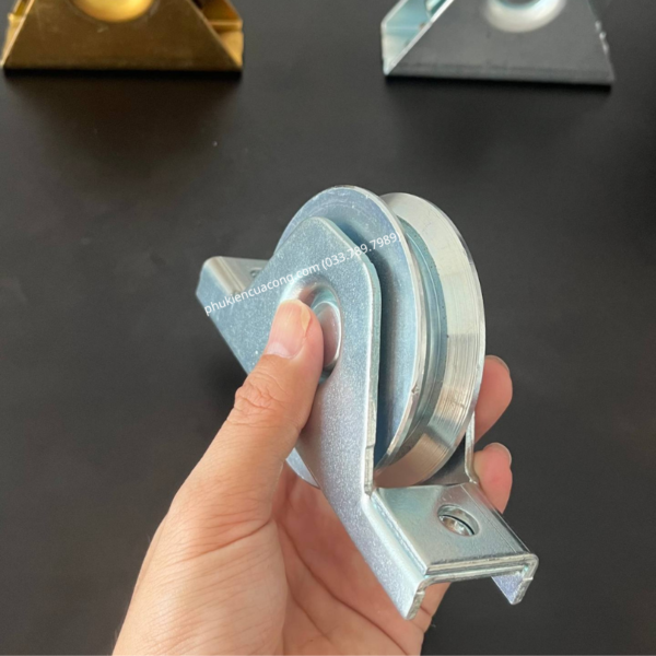 Bánh xe cổng trượt ray V đế gắn âm GateMint chất liệu thép mạ kẽm bạc đạn cao cấp, giúp cổng lùa vận hành êm ái, không gây tiếng ốn, chịu tải tốt và chống mài mòn hiệu quả, chuyên sử dụng cho cổng lùa