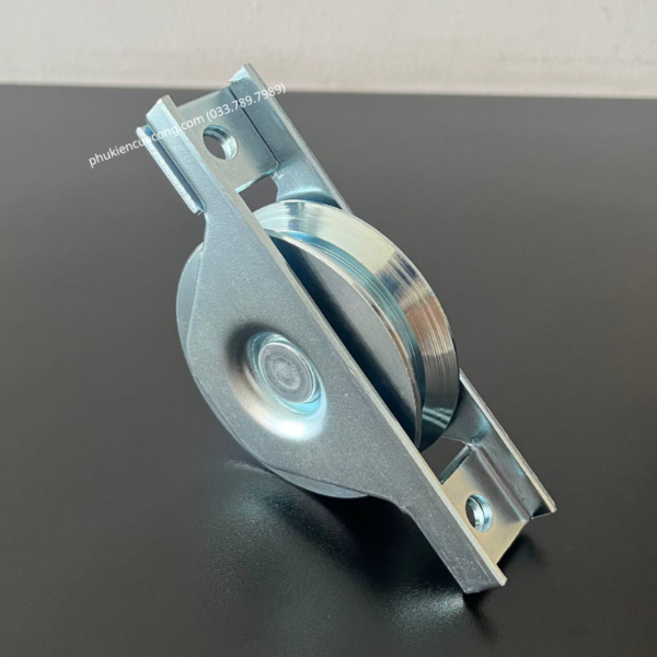 Bánh xe cổng trượt ray V đế gắn âm GateMint chất liệu thép mạ kẽm bạc đạn cao cấp, giúp cổng lùa vận hành êm ái, không gây tiếng ốn, chịu tải tốt và chống mài mòn hiệu quả, chuyên sử dụng cho cổng lùa