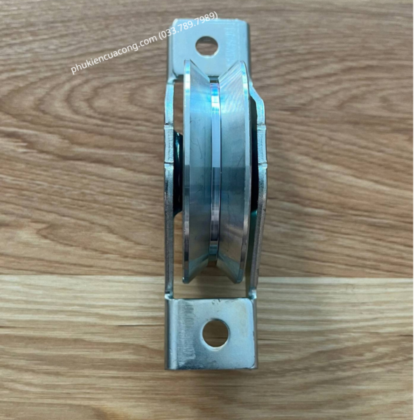 Bánh xe cổng trượt ray V đế gắn âm GateMint chất liệu thép mạ kẽm bạc đạn cao cấp, giúp cổng lùa vận hành êm ái, không gây tiếng ốn, chịu tải tốt và chống mài mòn hiệu quả, chuyên sử dụng cho cổng lùa