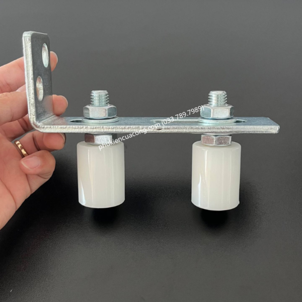 Bộ dẫn hướng cổng lùa 2 con lăn D30x40 Gatemint bằng thép mạ kẽm kết hợp con lăn chất liệu nilong cao cấp chống mài mòn giúp cổng trượt vận hành ổn định, giảm rung lắc và chống mài mòn hiệu quả