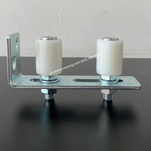 Bộ dẫn hướng cổng lùa 2 con lăn D30x40 Gatemint bằng thép mạ kẽm kết hợp con lăn chất liệu nilong cao cấp chống mài mòn giúp cổng trượt vận hành ổn định, giảm rung lắc và chống mài mòn hiệu quả