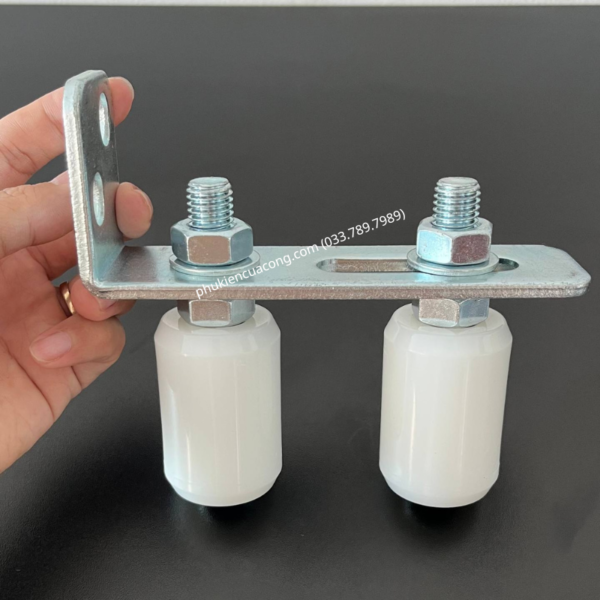 Bộ dẫn hướng cổng lùa 2 con lăn D40x60 GateMint bằng thép mạ kẽm kết hợp con lăn chất liệu nilong cao cấp chống mài mòn giúp cổng trượt vận hành ổn định, giảm rung lắc và chống mài mòn hiệu quả