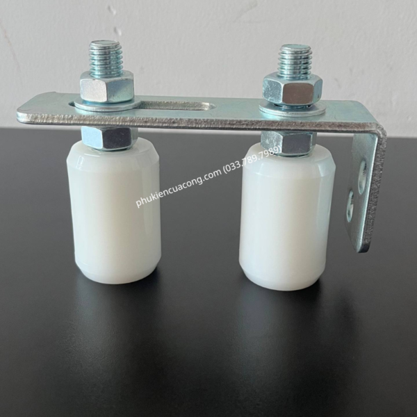 Bộ dẫn hướng cổng lùa 2 con lăn D40x60 GateMint bằng thép mạ kẽm kết hợp con lăn chất liệu nilong cao cấp chống mài mòn giúp cổng trượt vận hành ổn định, giảm rung lắc và chống mài mòn hiệu quả