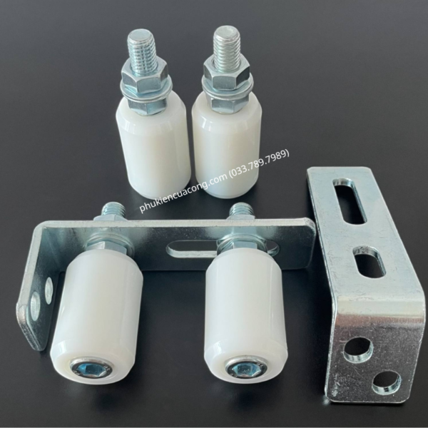 Bộ dẫn hướng cổng lùa 2 con lăn D40x60 GateMint bằng thép mạ kẽm kết hợp con lăn chất liệu nilong cao cấp chống mài mòn giúp cổng trượt vận hành ổn định, giảm rung lắc và chống mài mòn hiệu quả