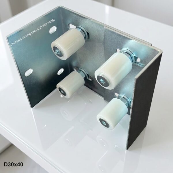 Bộ dẫn hướng cổng lùa 4 con lăn D30x40 Gatemint bằng thép mạ kẽm kết hợp con lăn chất liệu nilong cao cấp chống mài mòn giúp cổng trượt vận hành ổn định, giảm rung lắc và chống mài mòn hiệu quả