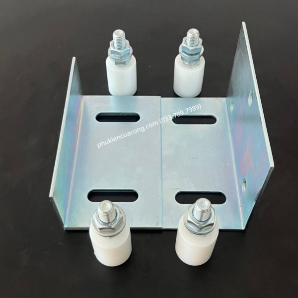 Bộ dẫn hướng cổng lùa 4 con lăn D30x40 Gatemint bằng thép mạ kẽm kết hợp con lăn chất liệu nilong cao cấp chống mài mòn giúp cổng trượt vận hành ổn định, giảm rung lắc và chống mài mòn hiệu quả