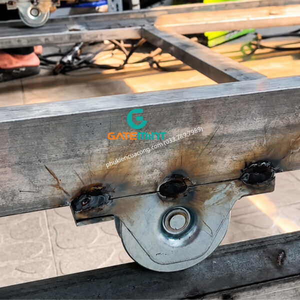 Bánh Xe Cổng Trượt Ray V, D80, Đế Gắn Âm GateMint chất liệu thép mạ kẽm bạc đạn cao cấp, giúp cổng lùa vận hành êm ái, không gây tiếng ốn, chịu tải cao và chống mài mòn hiệu quả, chuyên sử dụng cho cổng lùa