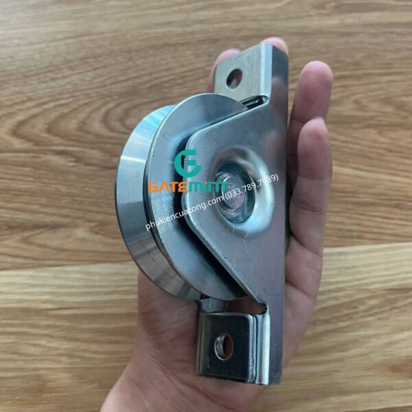 Bánh Xe Cổng Trượt Ray V, D80, Đế Gắn Âm GateMint chất liệu thép mạ kẽm bạc đạn cao cấp, giúp cổng lùa vận hành êm ái, không gây tiếng ốn, chịu tải cao và chống mài mòn hiệu quả, chuyên sử dụng cho cổng lùa