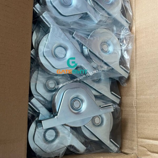 Bánh Xe Cổng Trượt Ray V, D80, Đế Gắn Âm GateMint chất liệu thép mạ kẽm bạc đạn cao cấp, giúp cổng lùa vận hành êm ái, không gây tiếng ốn, chịu tải cao và chống mài mòn hiệu quả, chuyên sử dụng cho cổng lùa