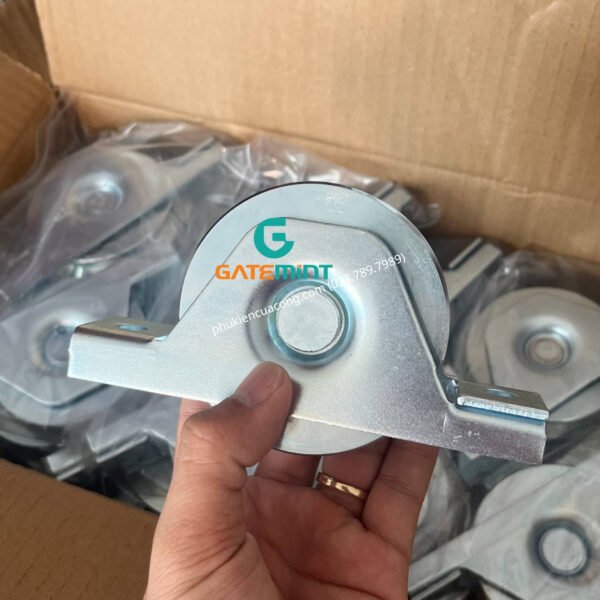 Bánh Xe Cổng Trượt Ray V, D80, Đế Gắn Âm GateMint chất liệu thép mạ kẽm bạc đạn cao cấp, giúp cổng lùa vận hành êm ái, không gây tiếng ốn, chịu tải cao và chống mài mòn hiệu quả, chuyên sử dụng cho cổng lùa