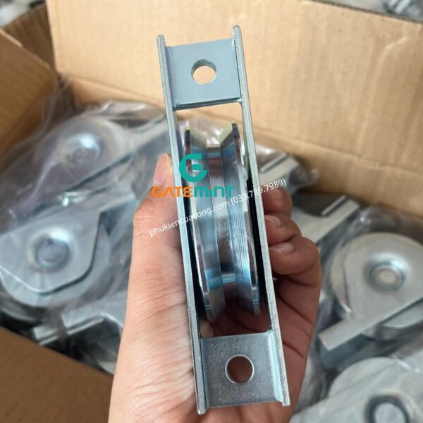 Bánh Xe Cổng Trượt Ray V, D80, Đế Gắn Âm GateMint chất liệu thép mạ kẽm bạc đạn cao cấp, giúp cổng lùa vận hành êm ái, không gây tiếng ốn, chịu tải cao và chống mài mòn hiệu quả, chuyên sử dụng cho cổng lùa