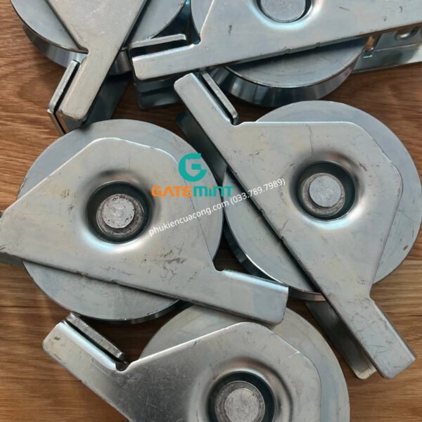 Bánh Xe Cổng Trượt Ray V, D80, Đế Gắn Âm GateMint chất liệu thép mạ kẽm bạc đạn cao cấp, giúp cổng lùa vận hành êm ái, không gây tiếng ốn, chịu tải cao và chống mài mòn hiệu quả, chuyên sử dụng cho cổng lùa