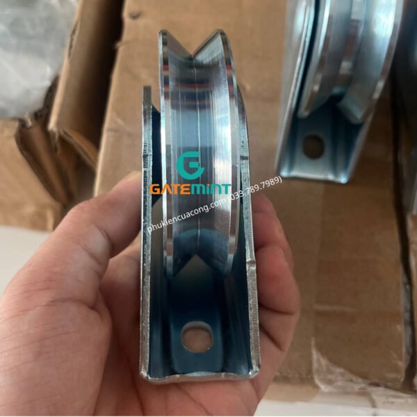 Bánh xe cổng trượt ray V D80 đế gắn nổi chất liệu thép mạ kẽm bạc đạn cao cấp, giúp cổng lùa vận hành êm ái, chịu tải cao và chống mài mòn hiệu quả, chuyên sử dụng cho cổng lùa
