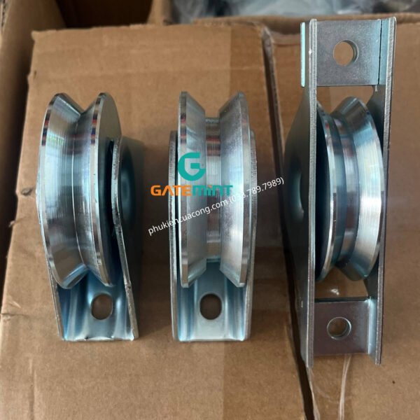 Bánh xe cổng trượt ray V D80 đế gắn nổi chất liệu thép mạ kẽm bạc đạn cao cấp, giúp cổng lùa vận hành êm ái, chịu tải cao và chống mài mòn hiệu quả, chuyên sử dụng cho cổng lùa