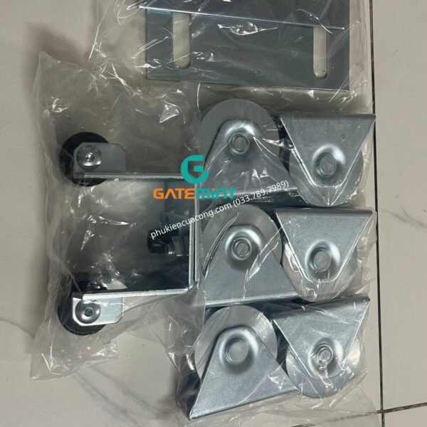 Bánh xe cổng trượt ray V D80 đế gắn nổi chất liệu thép mạ kẽm bạc đạn cao cấp, giúp cổng lùa vận hành êm ái, chịu tải cao và chống mài mòn hiệu quả, chuyên sử dụng cho cổng lùa
