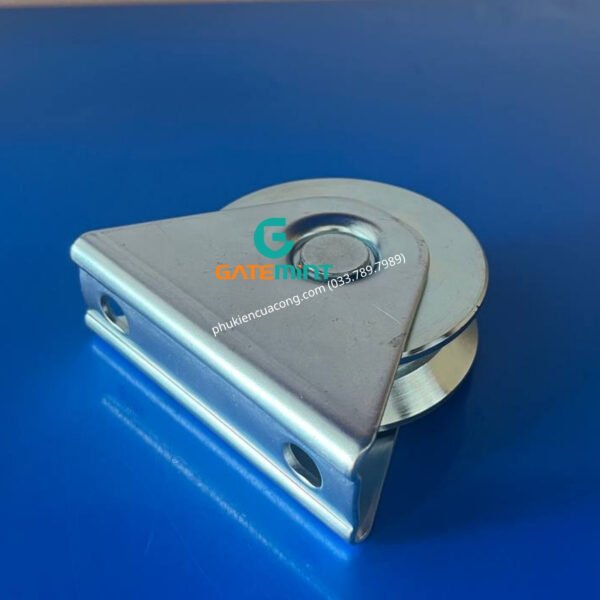 Bánh xe cổng trượt ray V D80 đế gắn nổi chất liệu thép mạ kẽm bạc đạn cao cấp, giúp cổng lùa vận hành êm ái, chịu tải cao và chống mài mòn hiệu quả, chuyên sử dụng cho cổng lùa