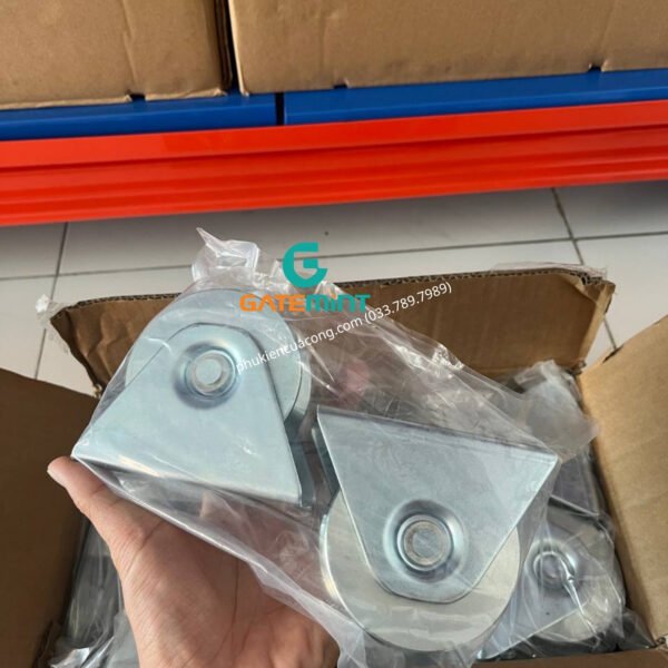 Bánh xe cổng trượt ray V D80 đế gắn nổi chất liệu thép mạ kẽm bạc đạn cao cấp, giúp cổng lùa vận hành êm ái, chịu tải cao và chống mài mòn hiệu quả, chuyên sử dụng cho cổng lùa