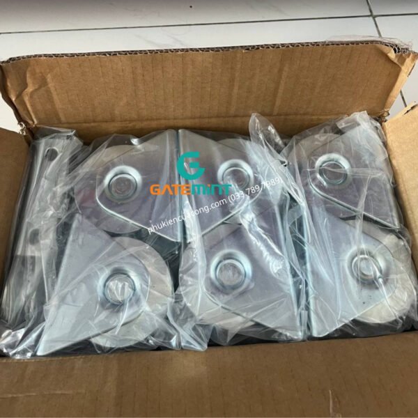 Bánh xe cổng trượt ray V D80 đế gắn nổi chất liệu thép mạ kẽm bạc đạn cao cấp, giúp cổng lùa vận hành êm ái, chịu tải cao và chống mài mòn hiệu quả, chuyên sử dụng cho cổng lùa