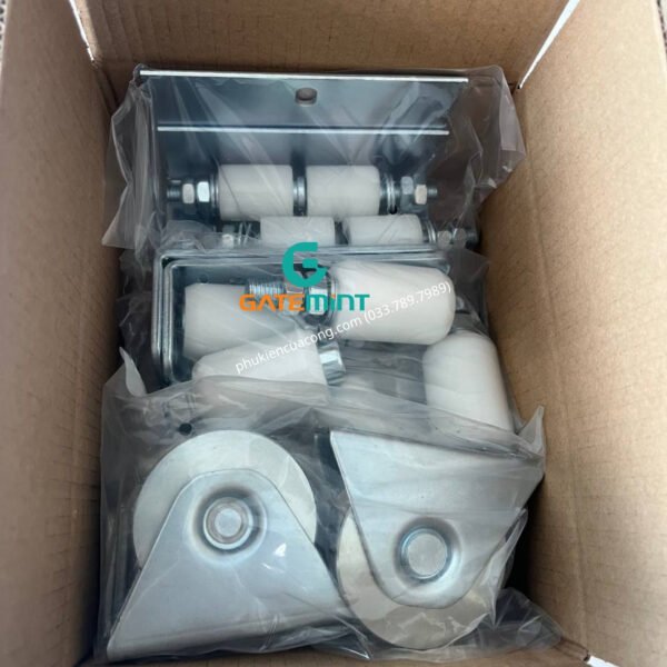 Bánh xe cổng trượt ray V D80 đế gắn nổi chất liệu thép mạ kẽm bạc đạn cao cấp, giúp cổng lùa vận hành êm ái, chịu tải cao và chống mài mòn hiệu quả, chuyên sử dụng cho cổng lùa