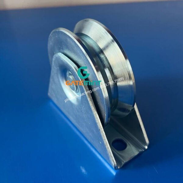 Bánh xe cổng trượt ray V D80 đế gắn nổi chất liệu thép mạ kẽm bạc đạn cao cấp, giúp cổng lùa vận hành êm ái, chịu tải cao và chống mài mòn hiệu quả, chuyên sử dụng cho cổng lùa